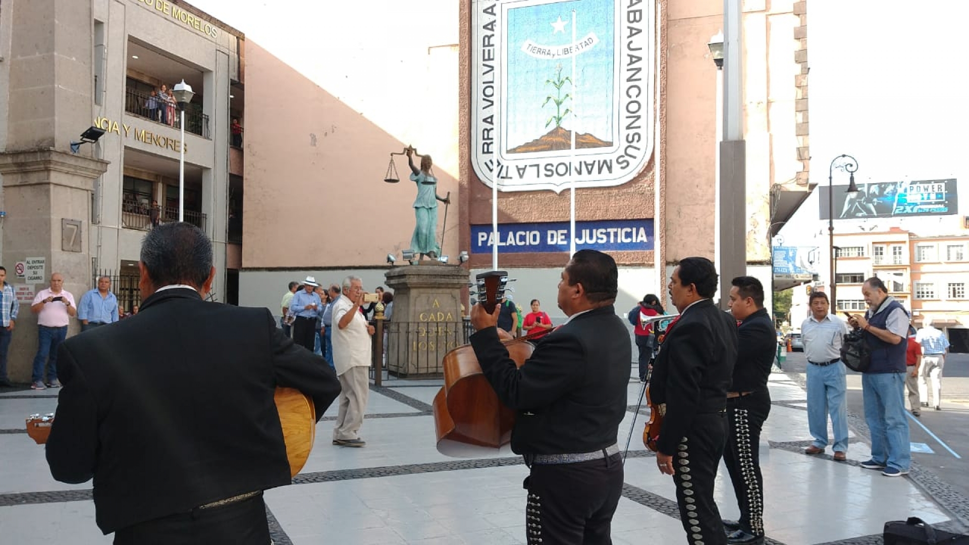Jubilados y personal cesado del PJ 'despiden' a presidenta del TSJ con mariachi