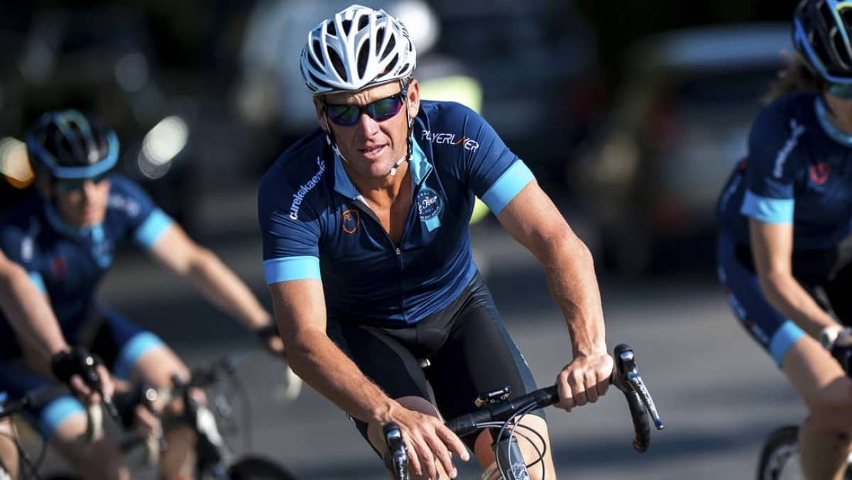 "Es la mayor estafa": acusan a Lance Armstrong de usar un motor en su bicicleta, video lo prueba