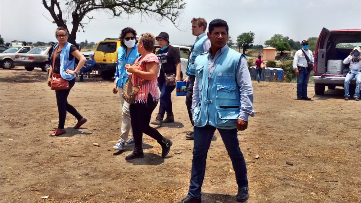Observadores de la ONU verifican exhumación en fosas de Tetelcingo
