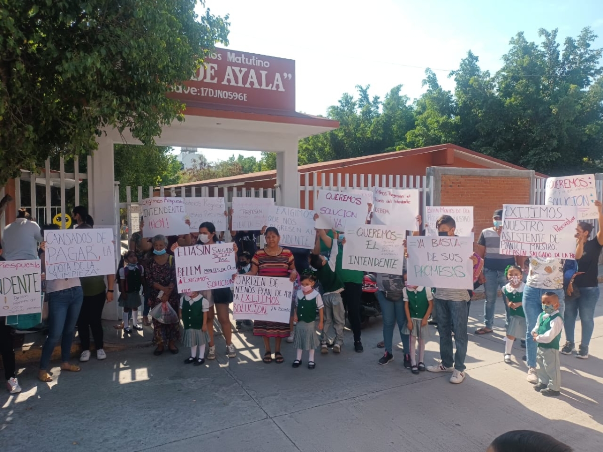 Protestan madres de familia del jardín de niños 'Plan de Ayala' de Zacatepec