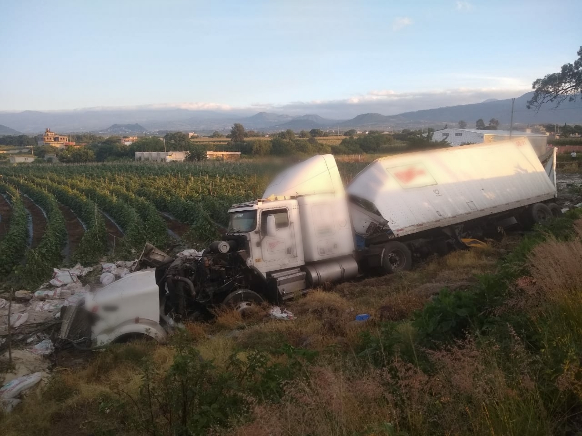 Atiende PF accidente de camión en la carretera Santa Bárbara-Izúcar de Matamoros