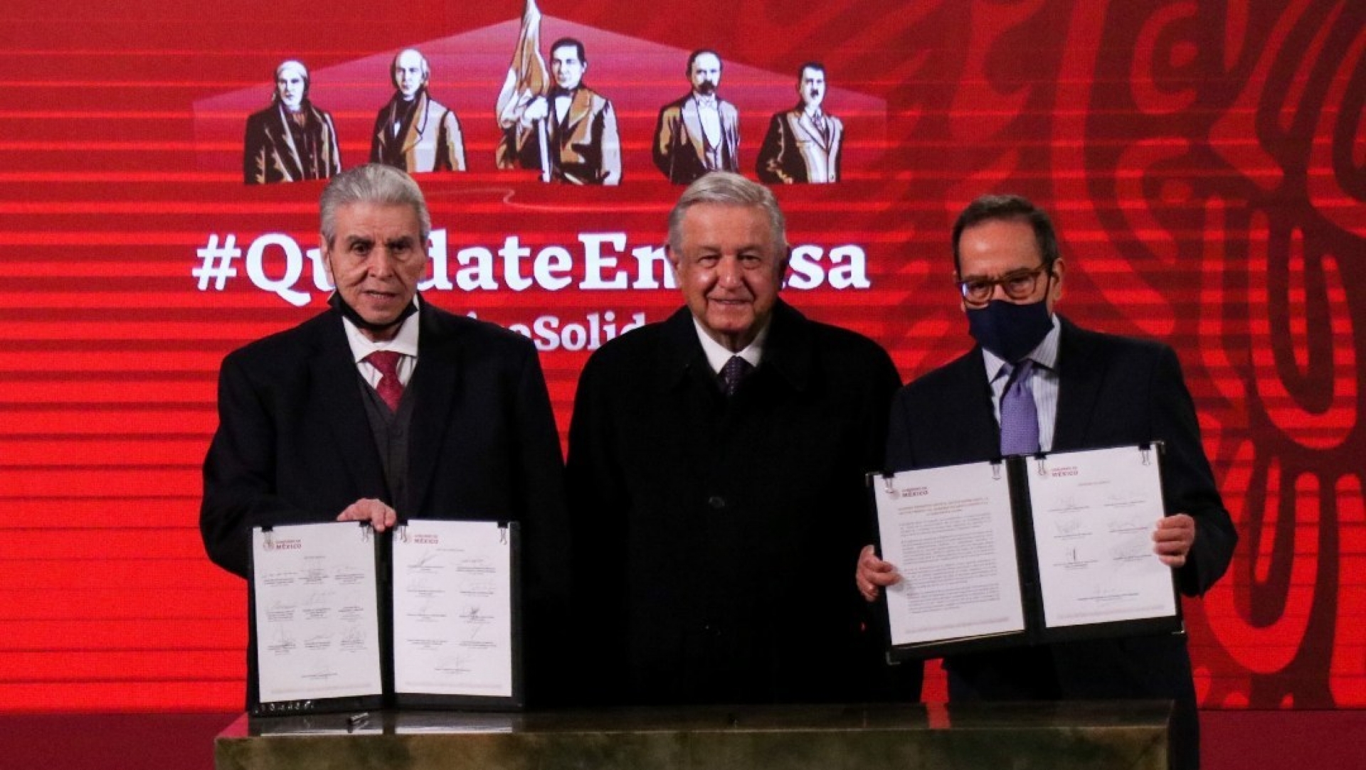 AMLO y empresarios firman acuerdo para regular outsourcing
