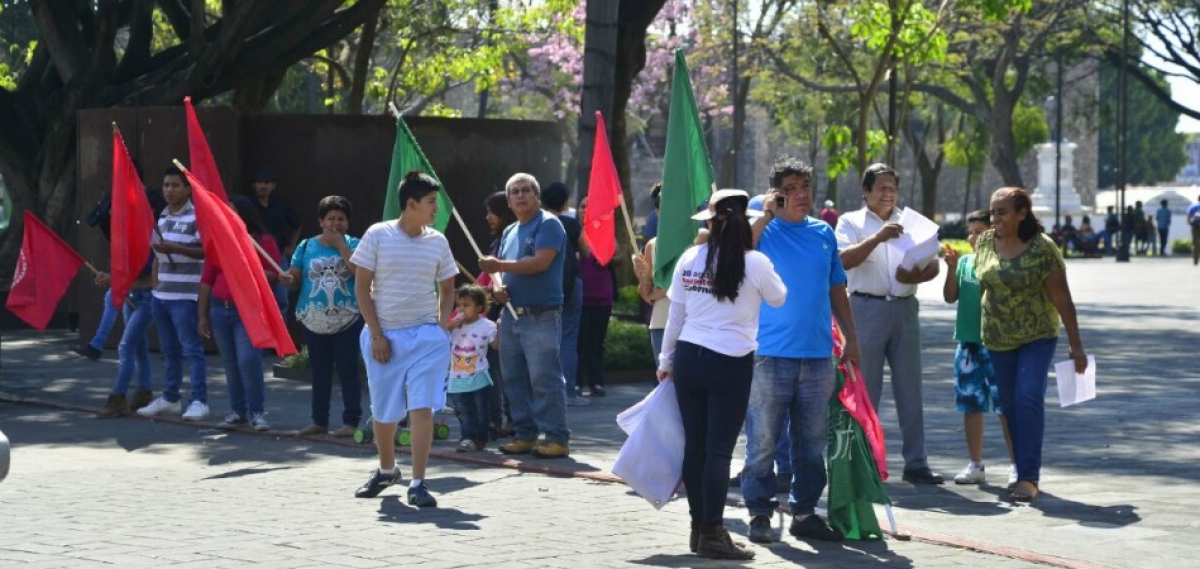 Se manifiestan antorchistas en la Plaza de Armas