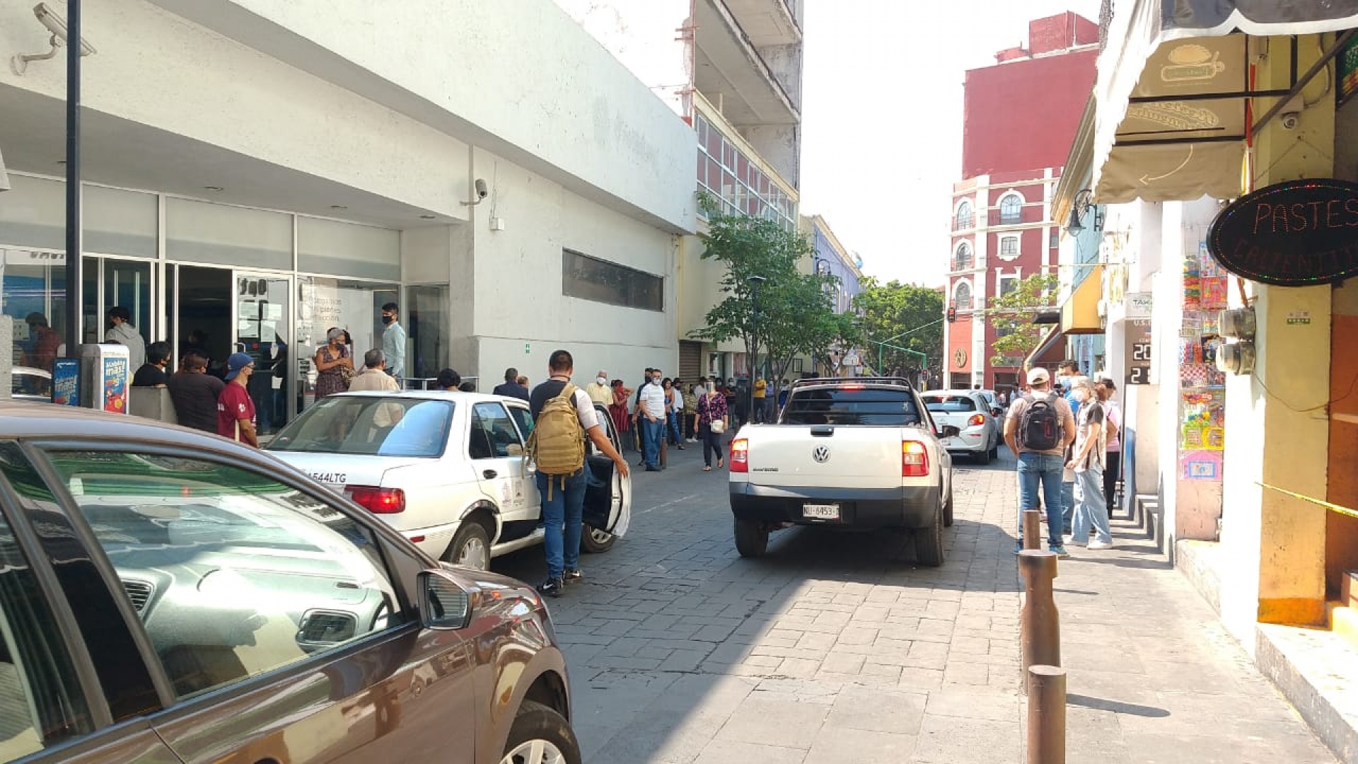 Se registra alta afluencia de vehículos y transeúntes en calles de Cuernavaca