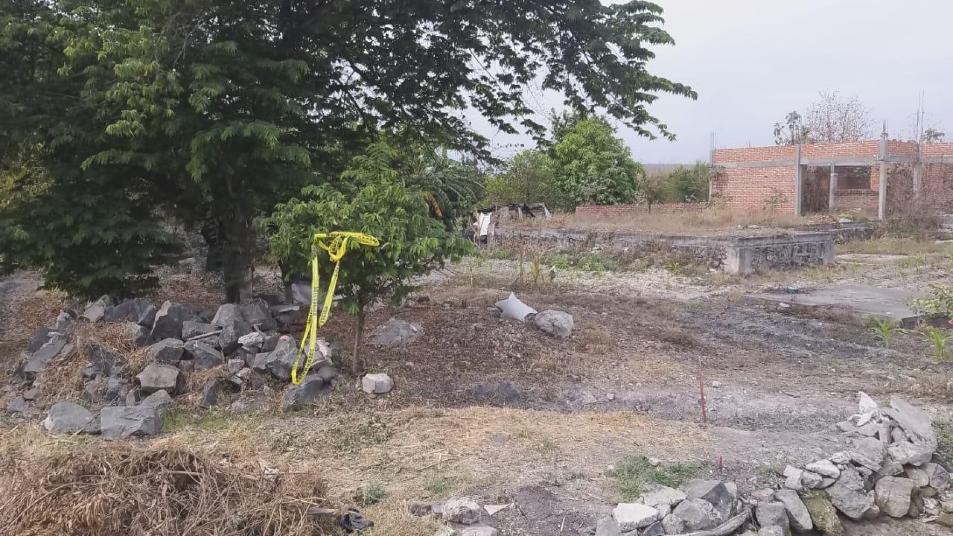 Hallan un cadáver embolsado en Tlaquiltenango