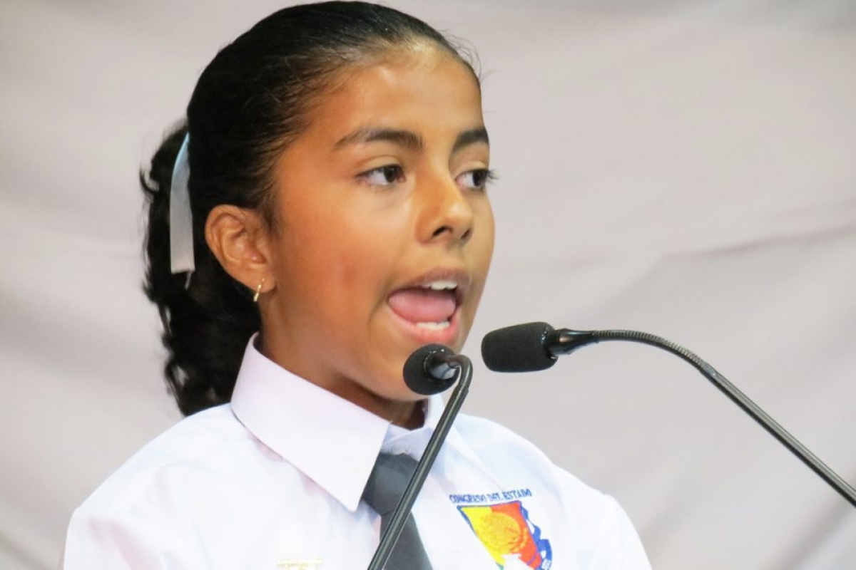 Niña diputada propone que parejas sólo tengan 2 hijos y se “esterilicen”