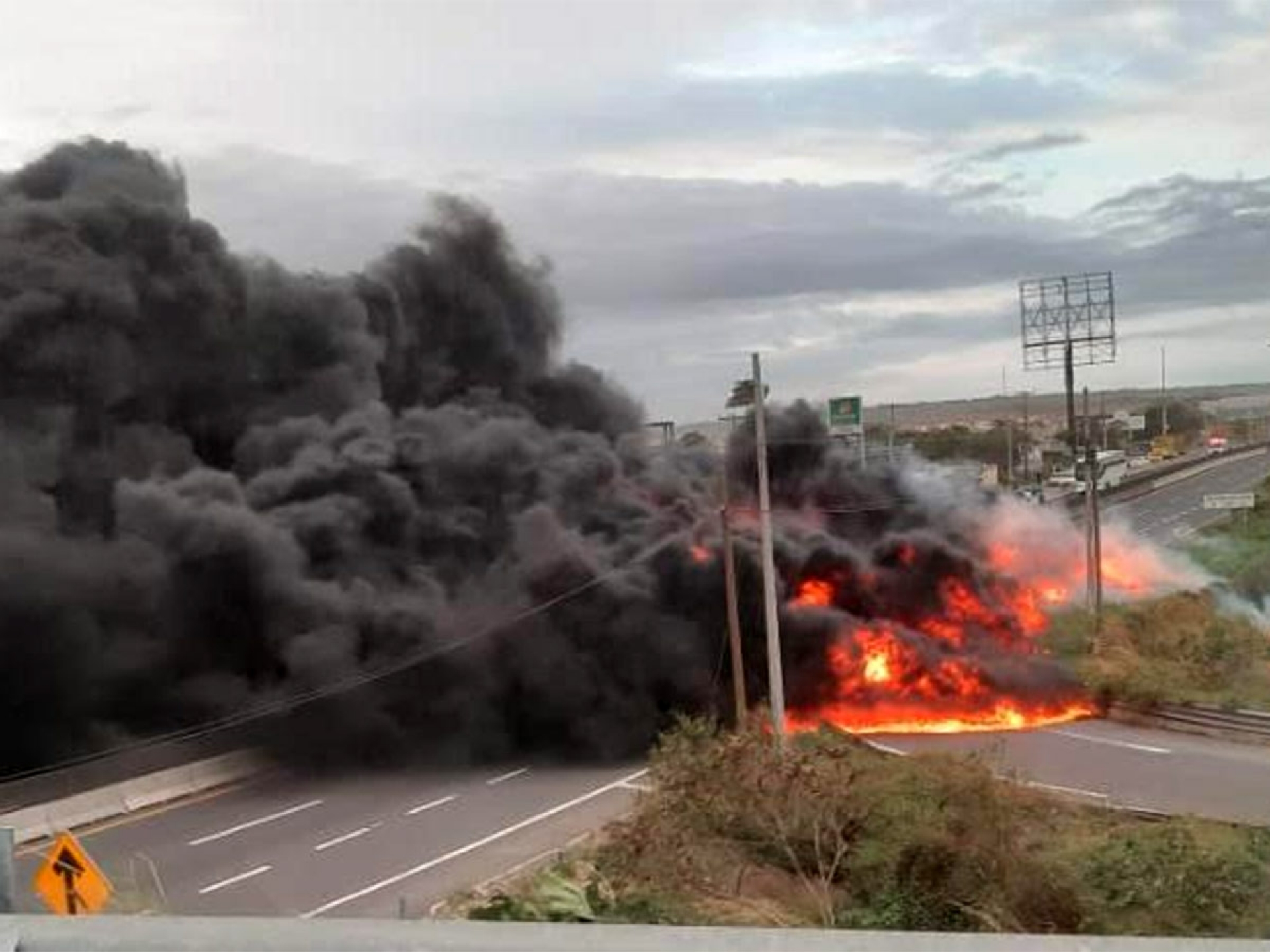 VIDEO: Explota pipa en carretera Veracruz-Xalapa