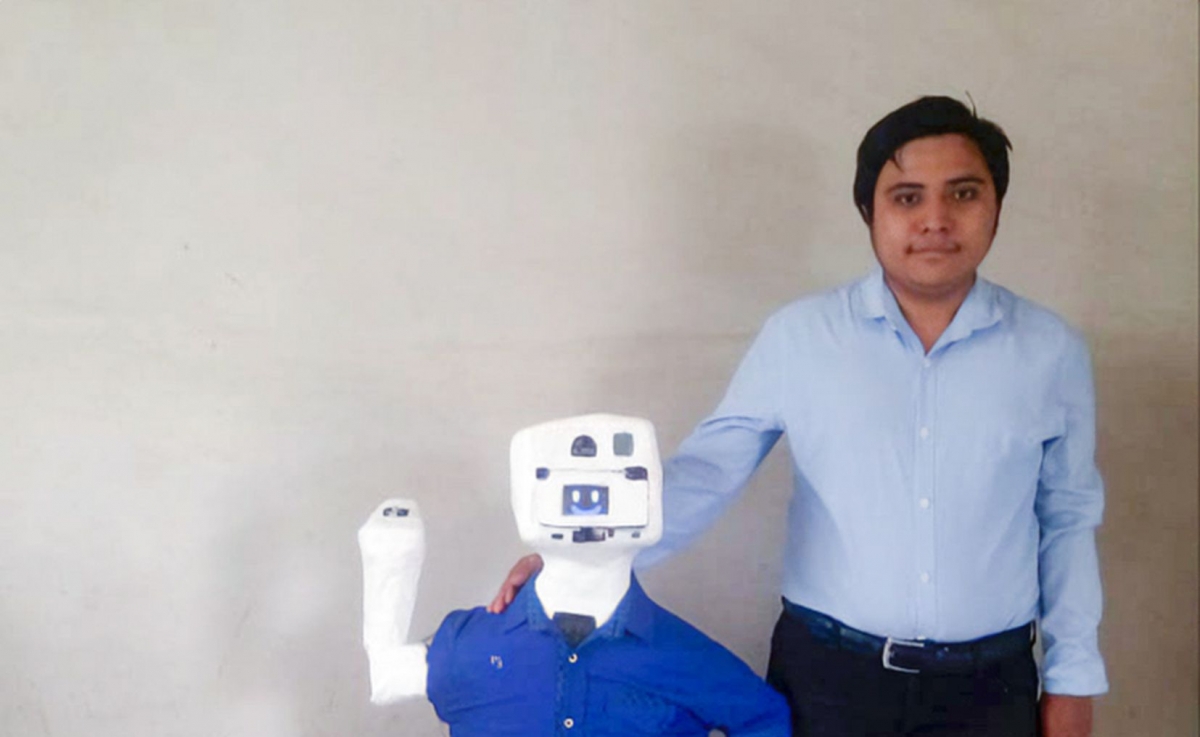 Joven yucateco construye robot capaz de hablar en Maya