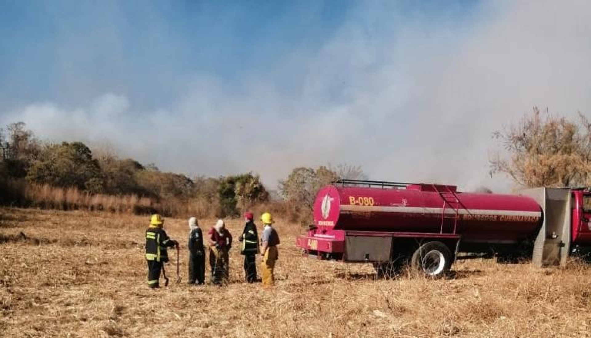 Acuden bomberos a sofocar incendio en Ahuatepec