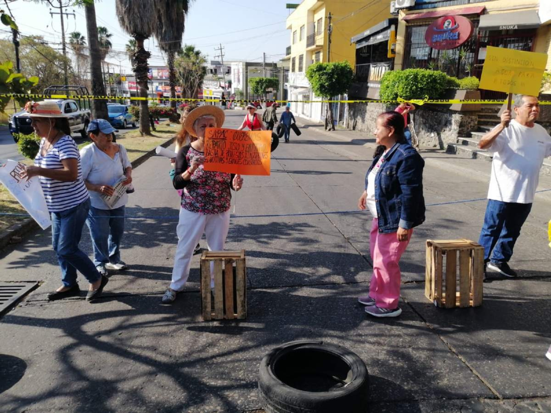 Vecinos cierran avenida para exigir agua
