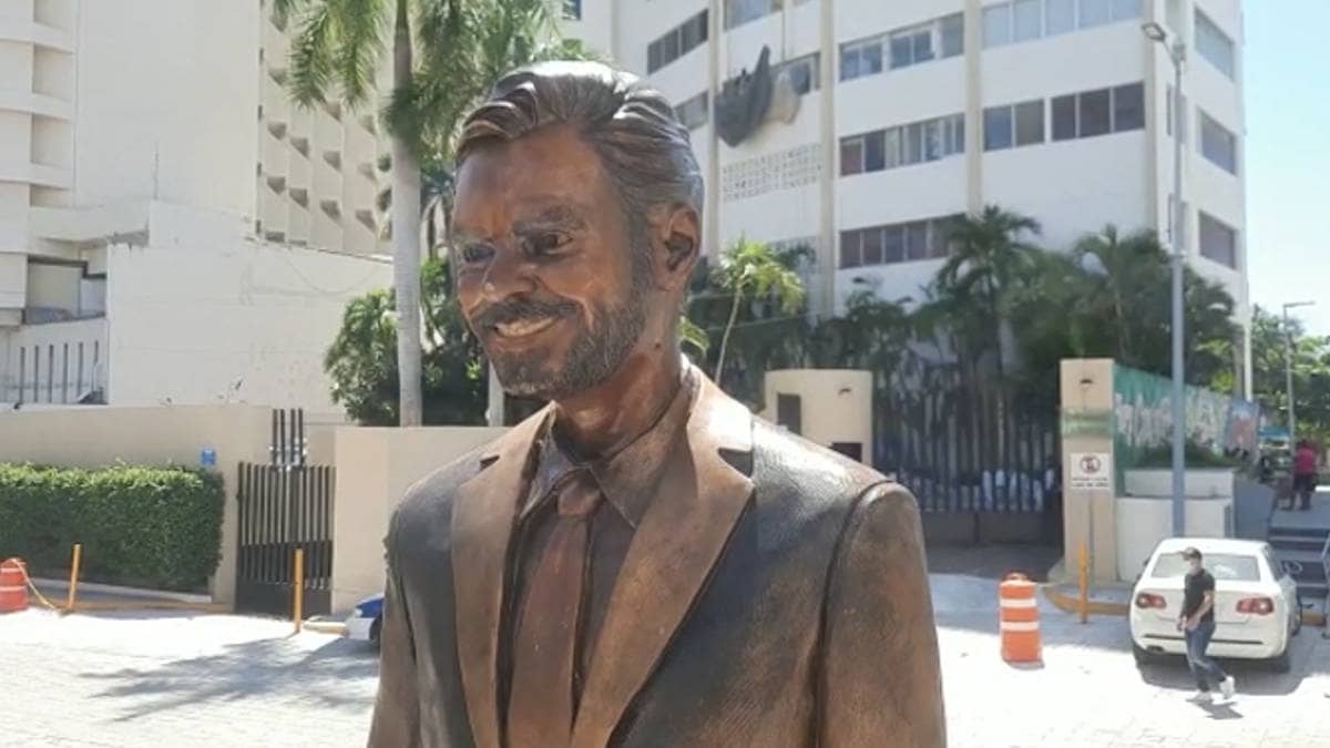 Reubicarán estatua de Eugenio Derbez en antro de Acapulco