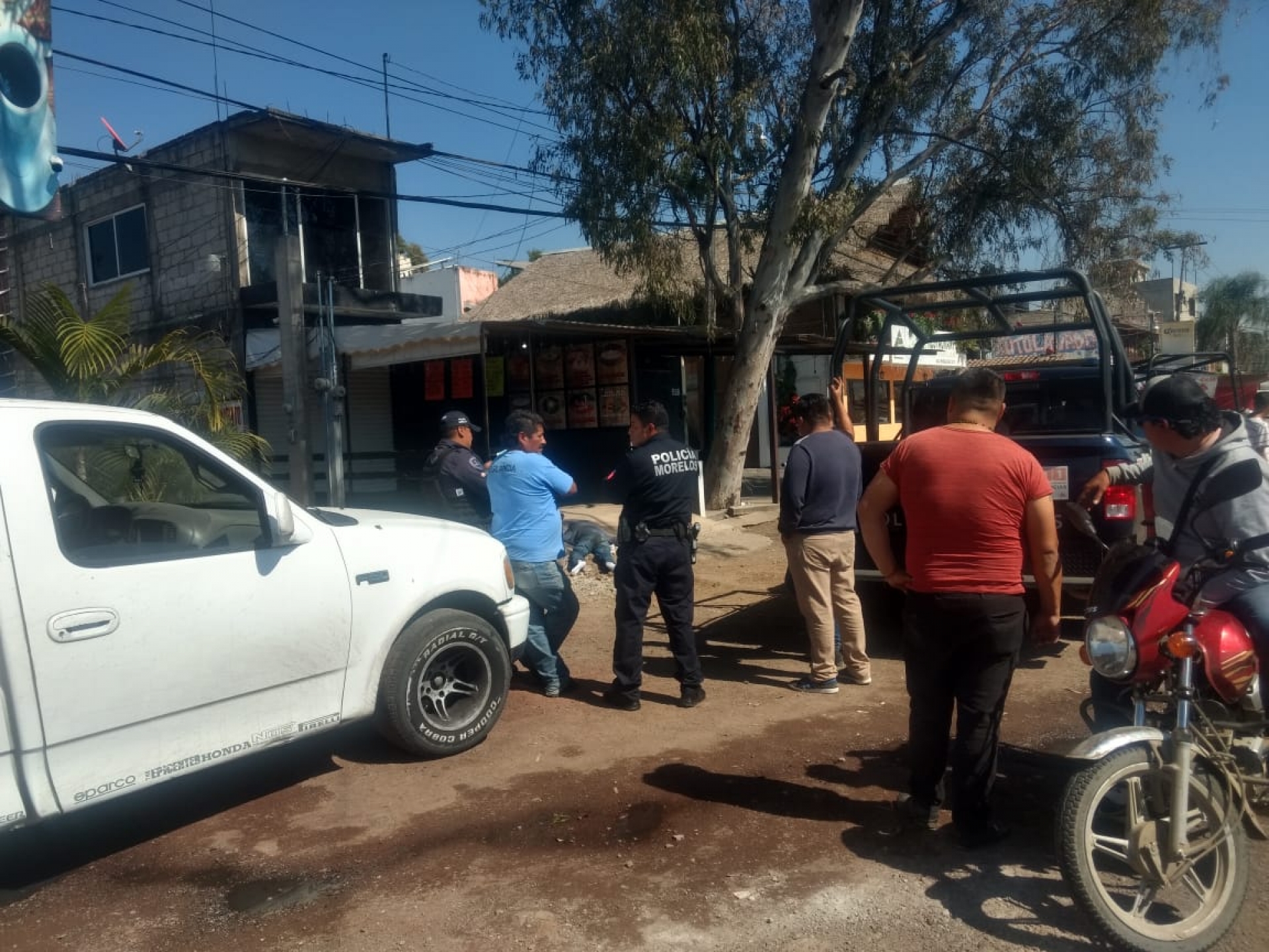Encuentran el cuerpo sin vida de un hombre afuera de un negocio, en Ocotepec