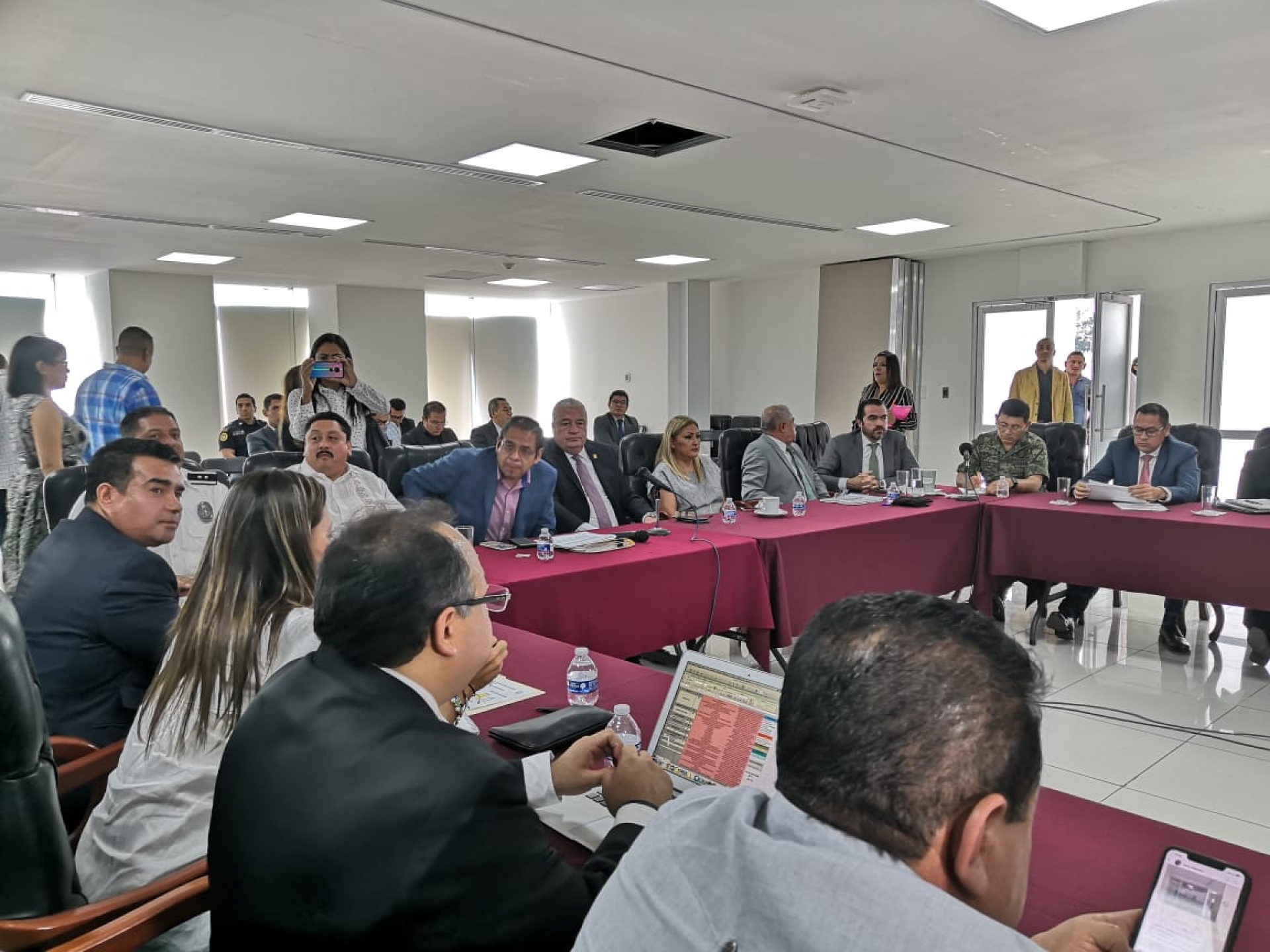 Se reúnen diputados locales e integrantes de la Mesa para la Construcción de la Paz