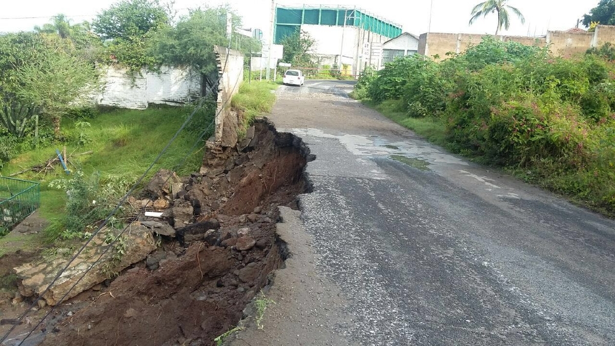 Lluvias dañan carretera en Tequesquitengo