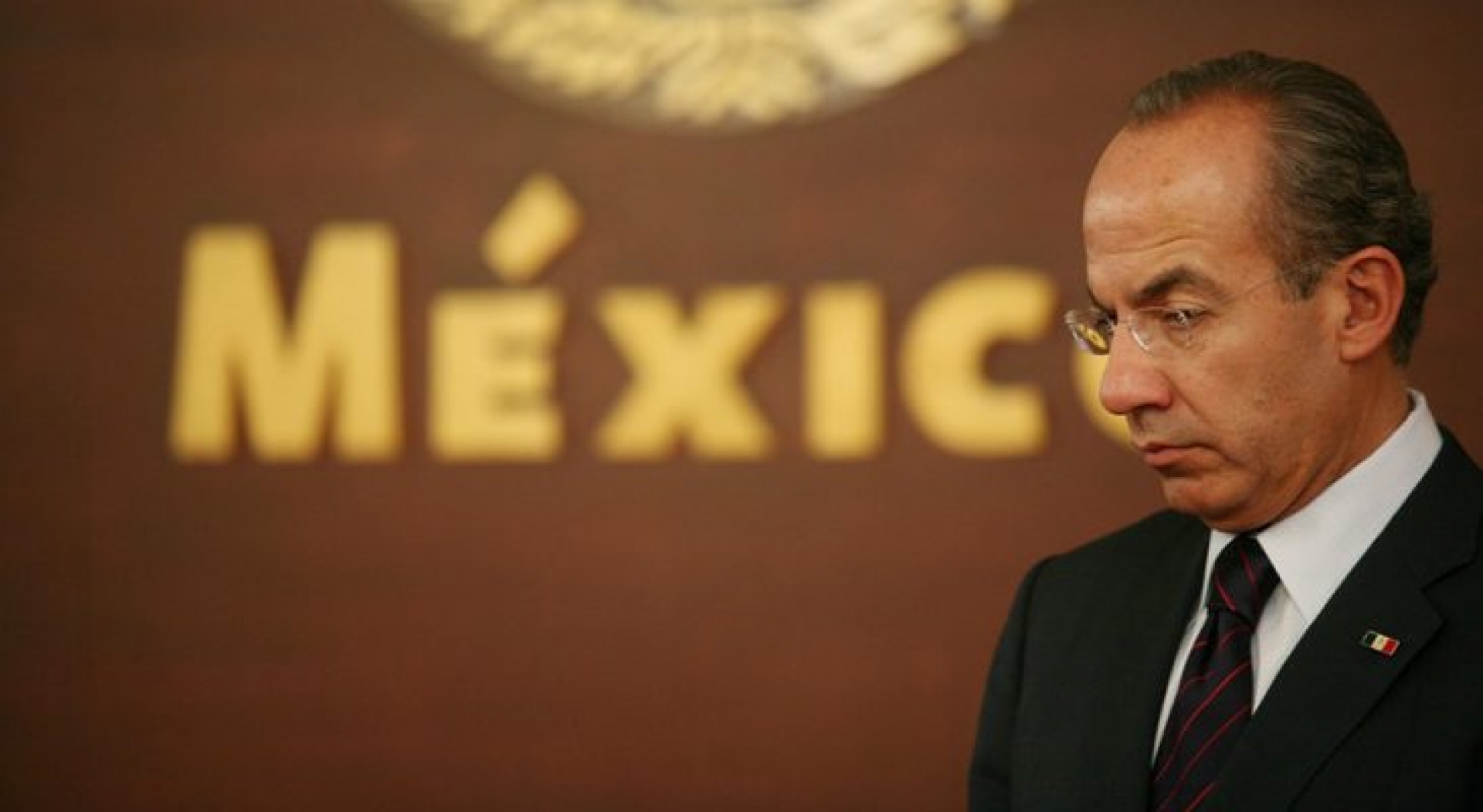 Felipe Calderón llora por pensión cancelada, no podrá ayudar a AC. Redes responden: hazlo con tu dinero