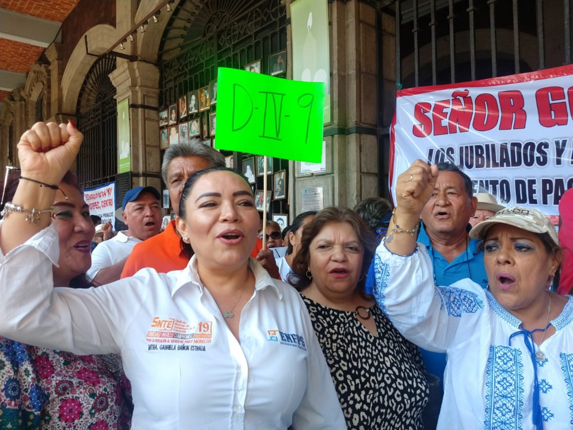 Maestros jubilados protestan en Cuernavaca; reclaman pago de prima de antigüedad