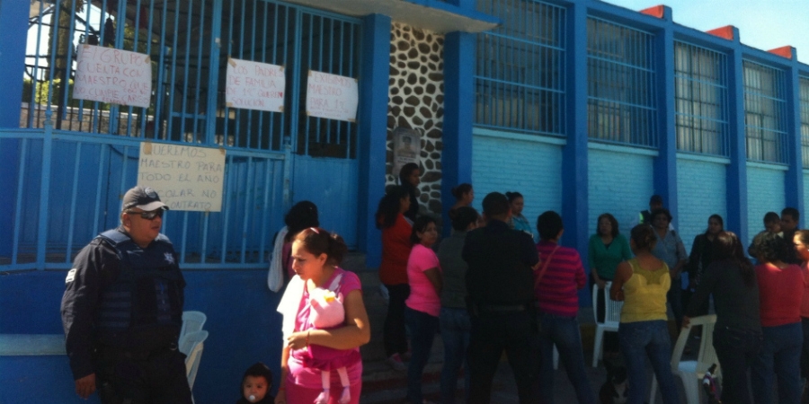 Demandan padres de familia un maestro permanente para escuela primaria en Tlaltizapán