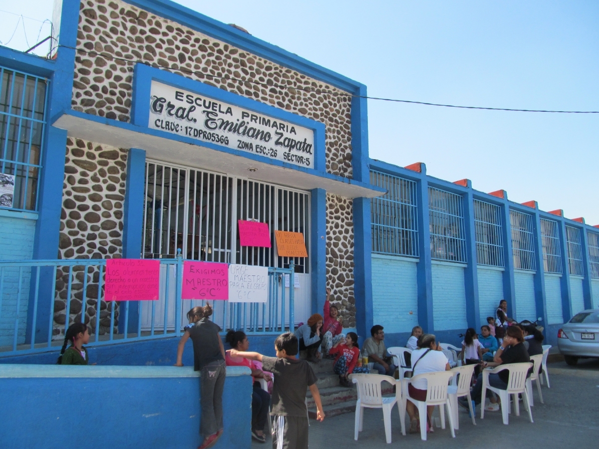 Padres de familia mantienen tomada escuela de Tlaltizapán