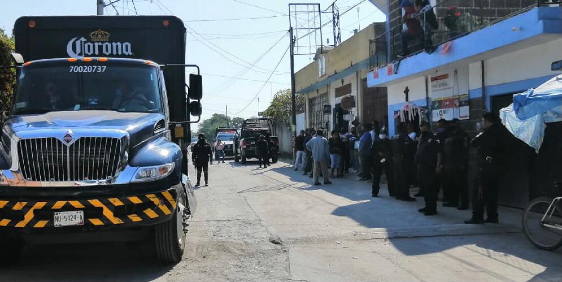 Retiene grupo de pobladores de Xoxocotla a empleados de empresa cervecera