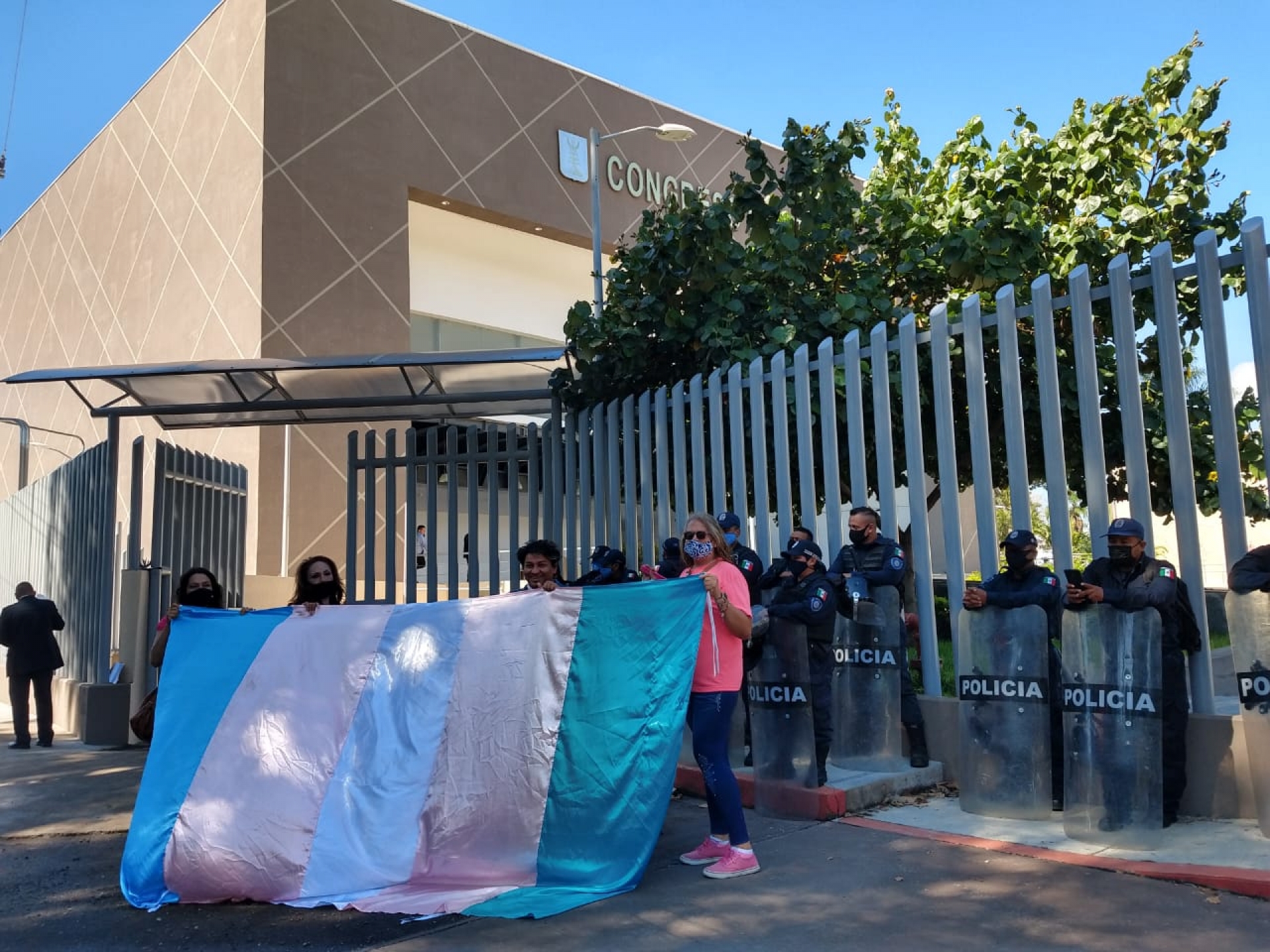 Protestan integrantes de la comunidad transgénero ante el Congreso local