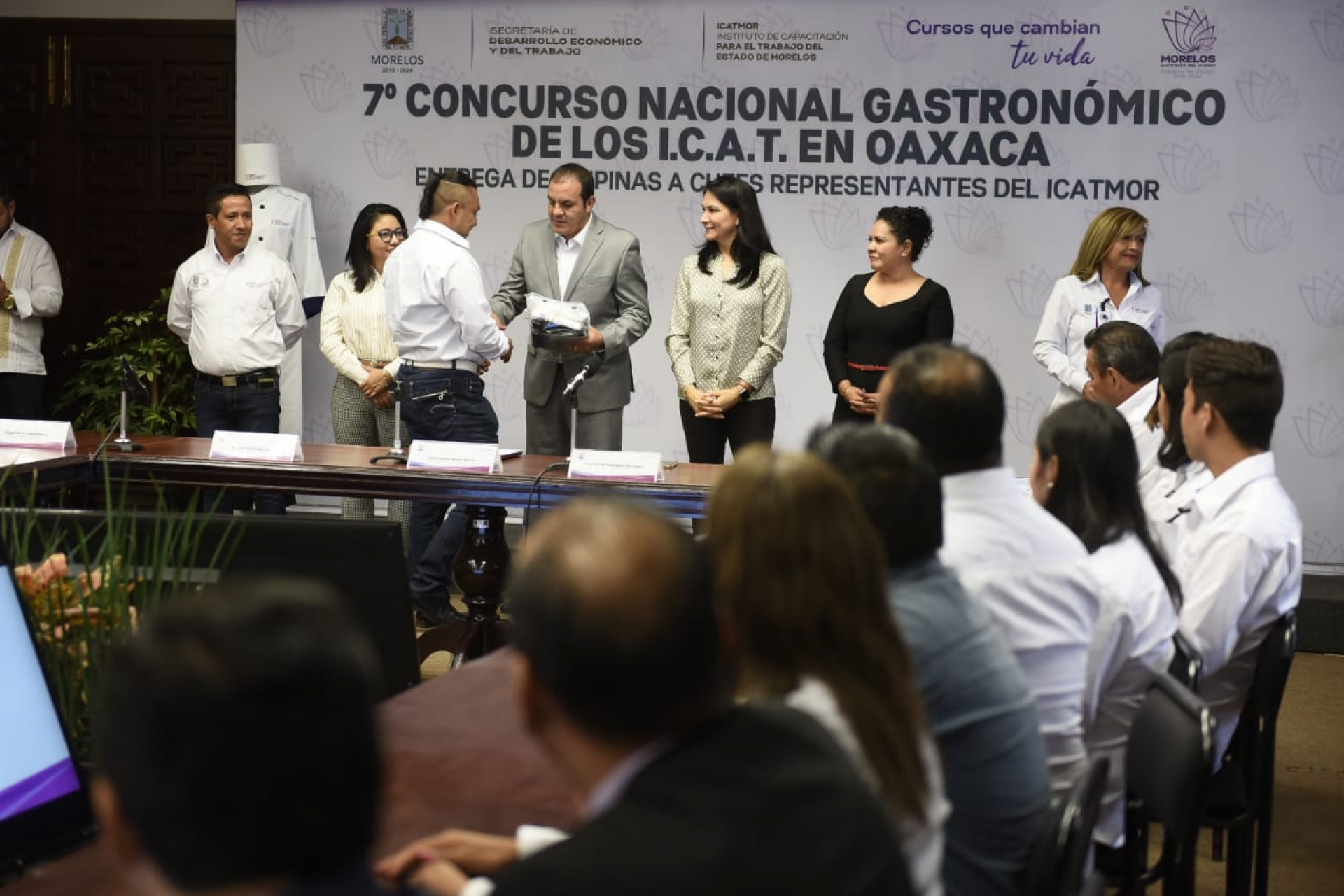 Entrega gobernador uniformes a participantes en concurso nacional gastronómico de Icat
