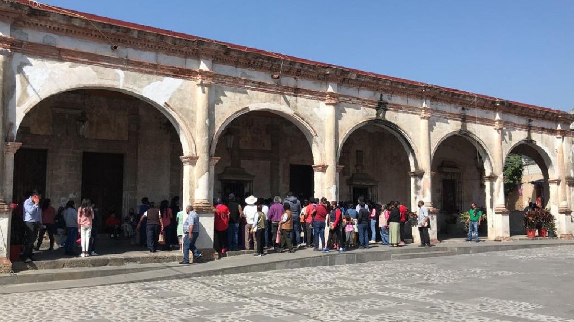 Suspenden tianguis en Tlayacapan por semáforo rojo