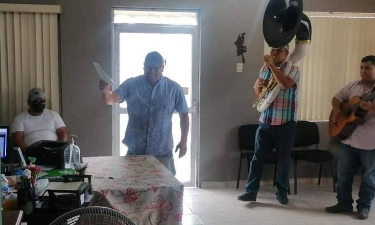 Hombre celebra su divorcio con música y banda afuera del registro civil