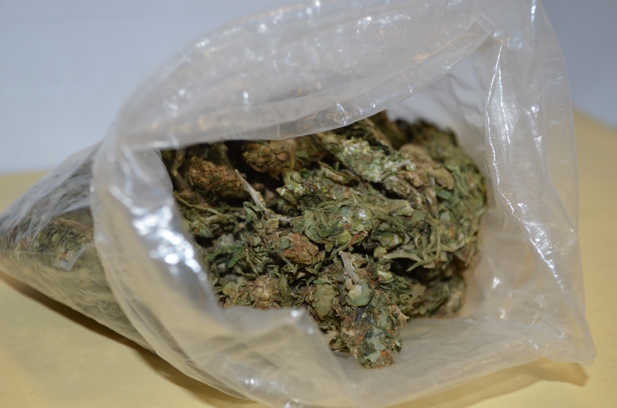 Arrestan a tres personas en posesión de cocaína, marihuana y pastillas psicotrópicas