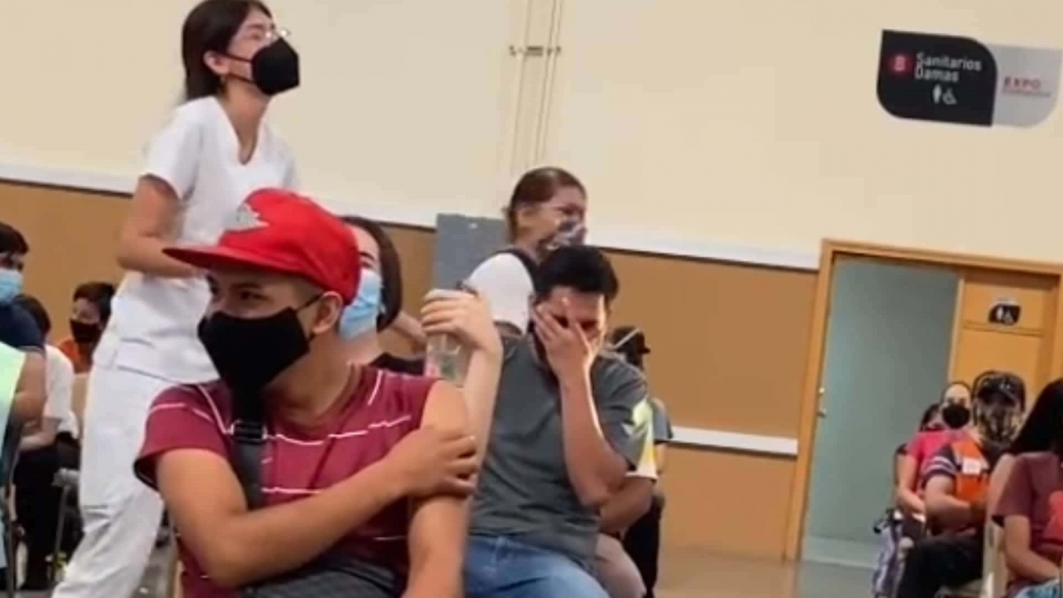 Joven grita y casi llora en aplicación de vacuna contra COVID