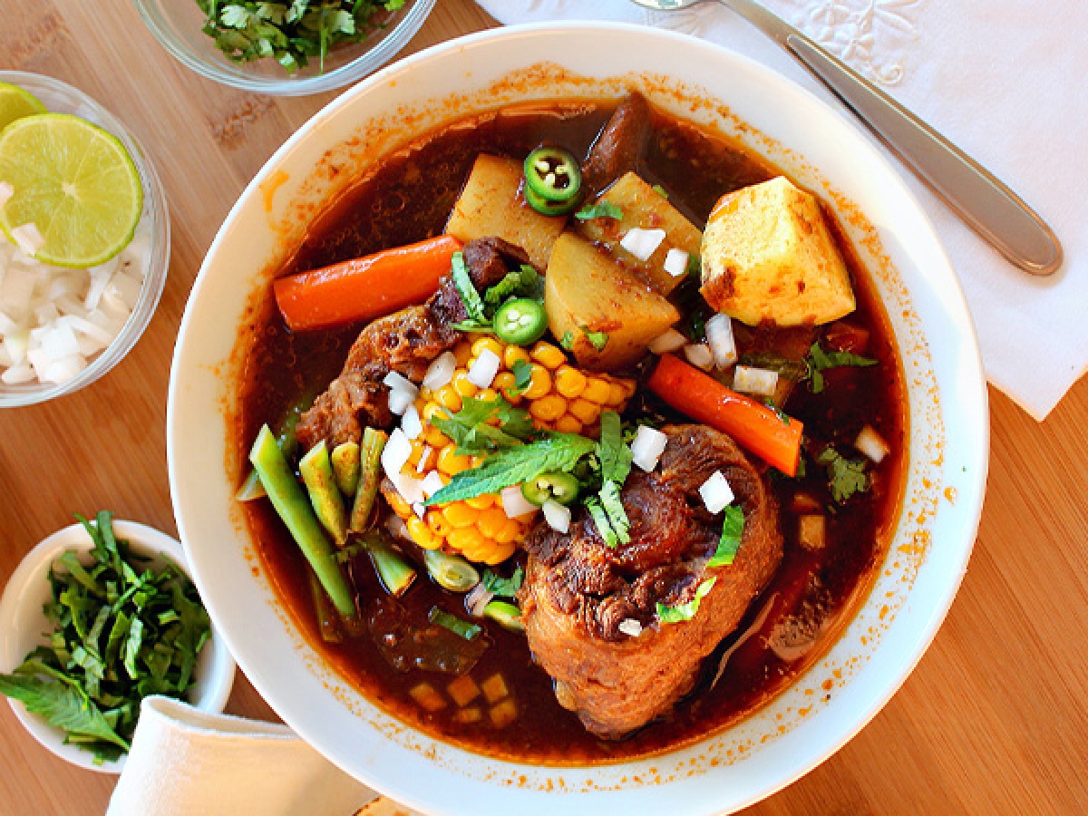 Prepara un mole de olla con elote para la comida de hoy, queda delicioso