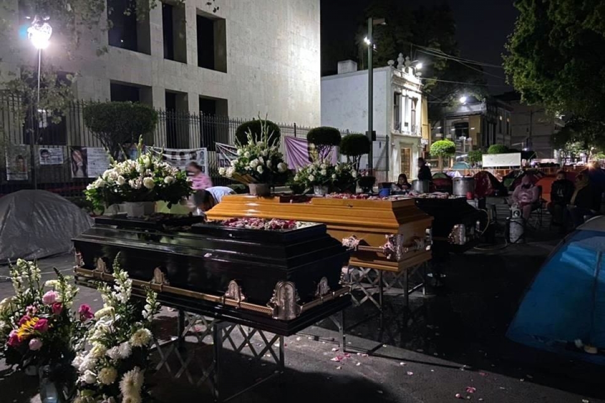 Velan cuerpos afuera de la Segob en CDMX