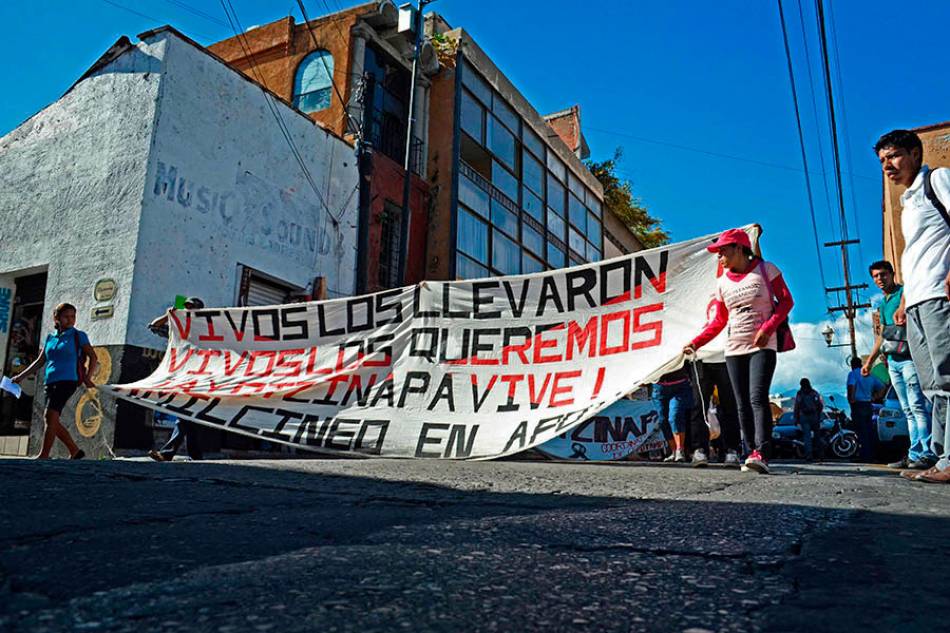Marchan en Cuernavaca en demanda de justicia por caso Ayotzinapa