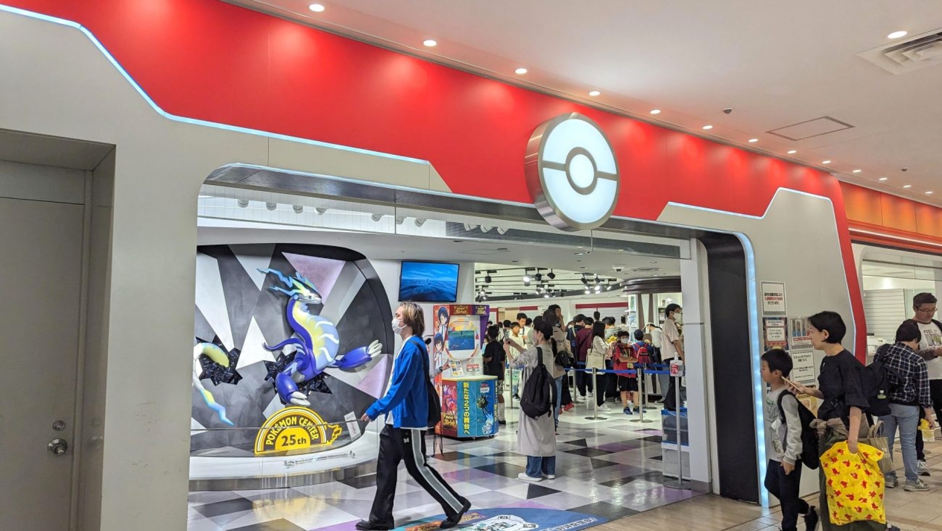 Hombre mata a mujer en tienda Pokémon de Tokio y se suicida