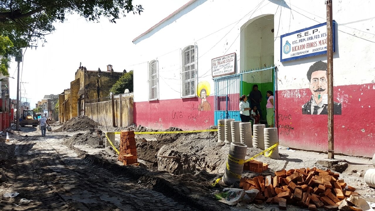 Denuncian riesgos por obra de drenaje afuera de la primaria Emiliano Zapata en Xoxocotla