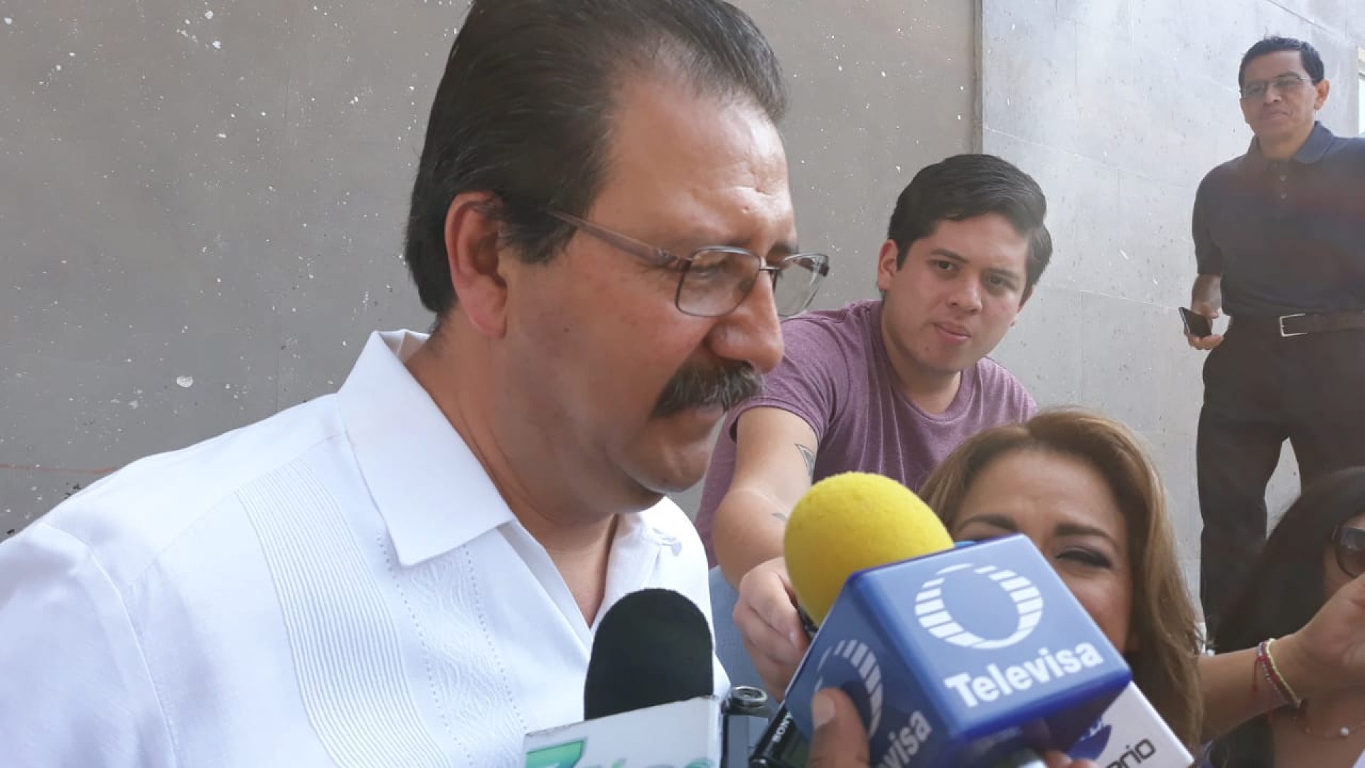 Convoca diputado a maestros a no acudir a la evaluación