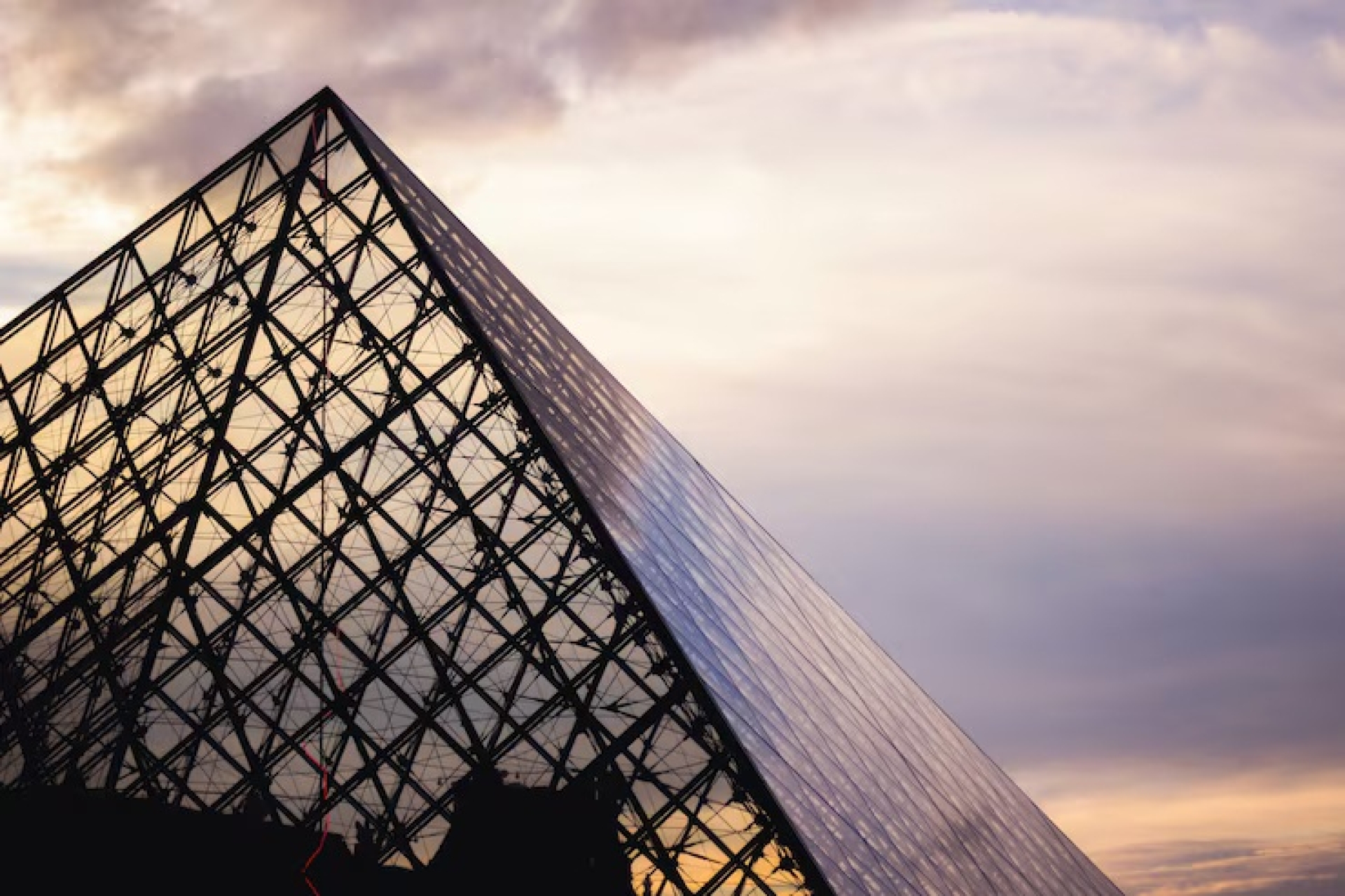 Robo en el Museo del Louvre: detienen a cuatro personas más