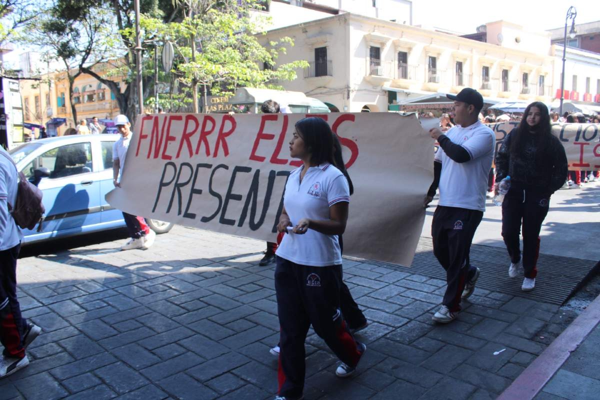 Con marcha exigen mobiliario para escuela