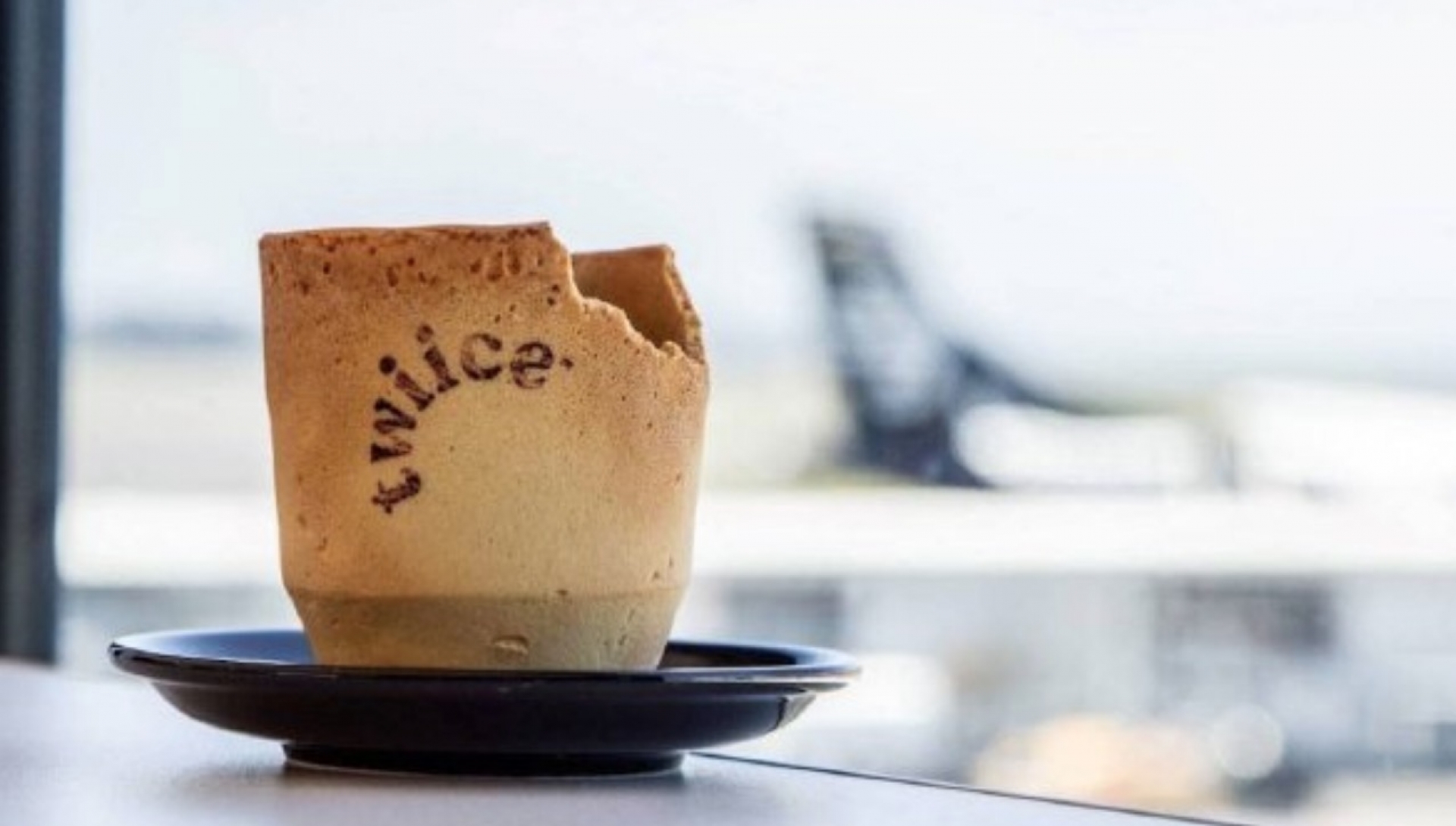 Aerolínea da cafés en vasos comestibles