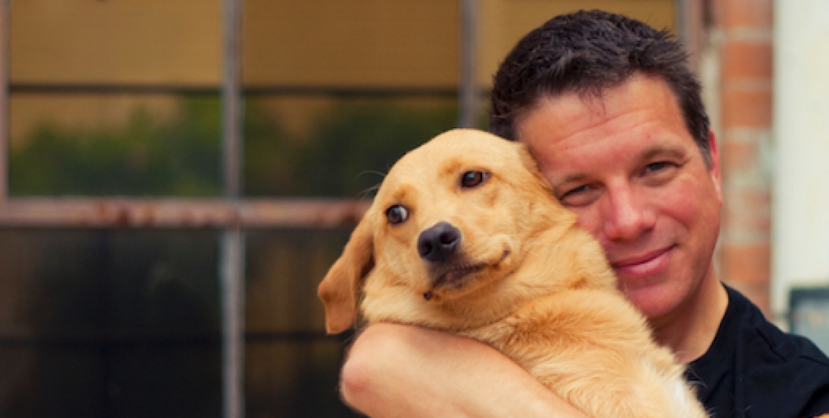 ¿Por qué debes de dejar de abrazar a tu perro? La ciencia te lo explica