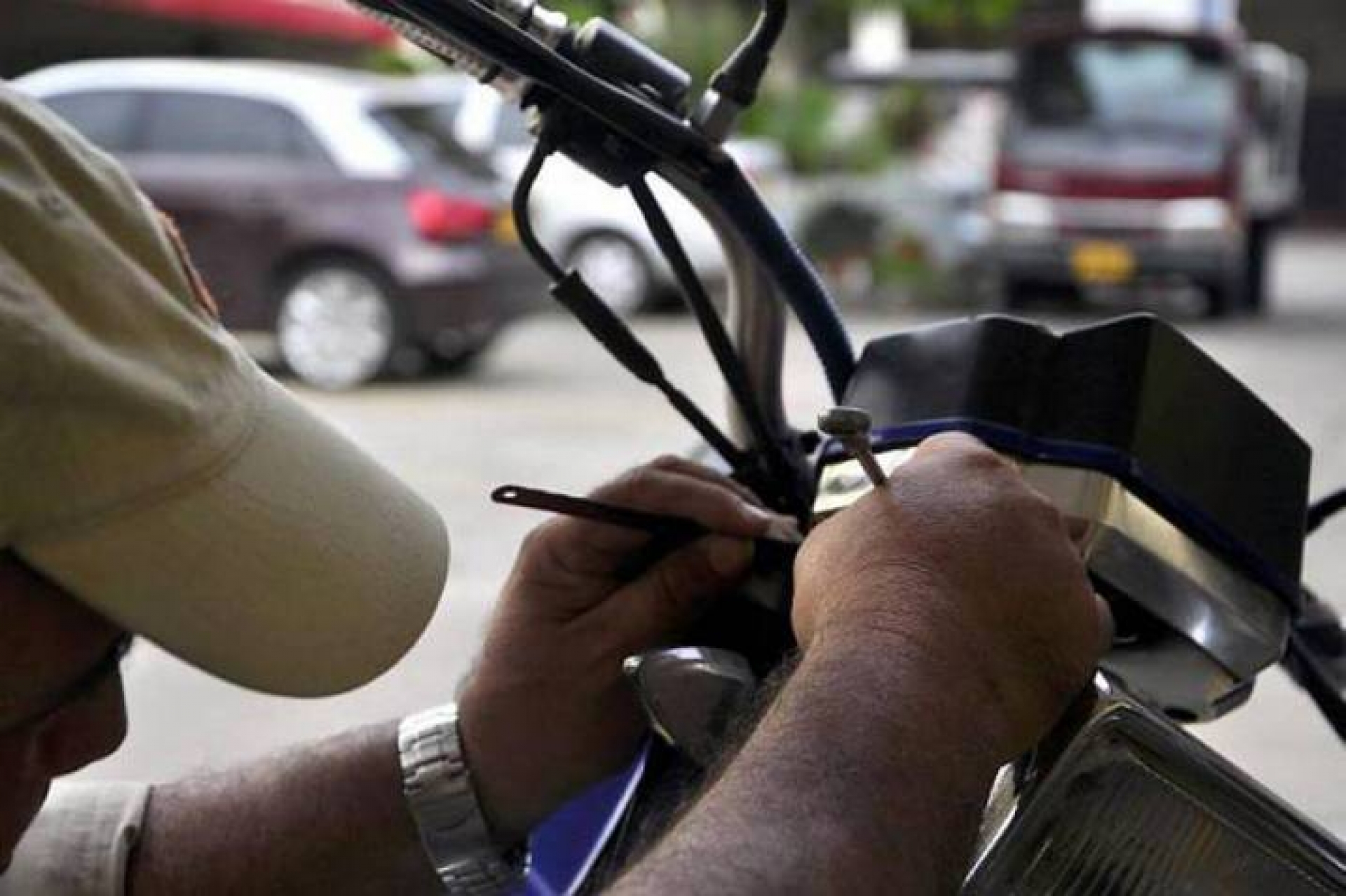 Le robaron su moto afuera de una casa