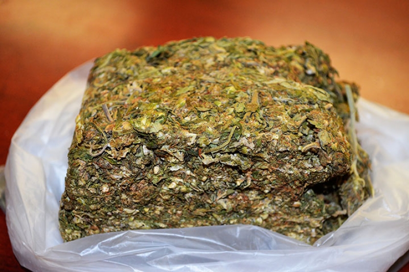 Le hallaron una bolsa que tenía 200 gramos de marihuana