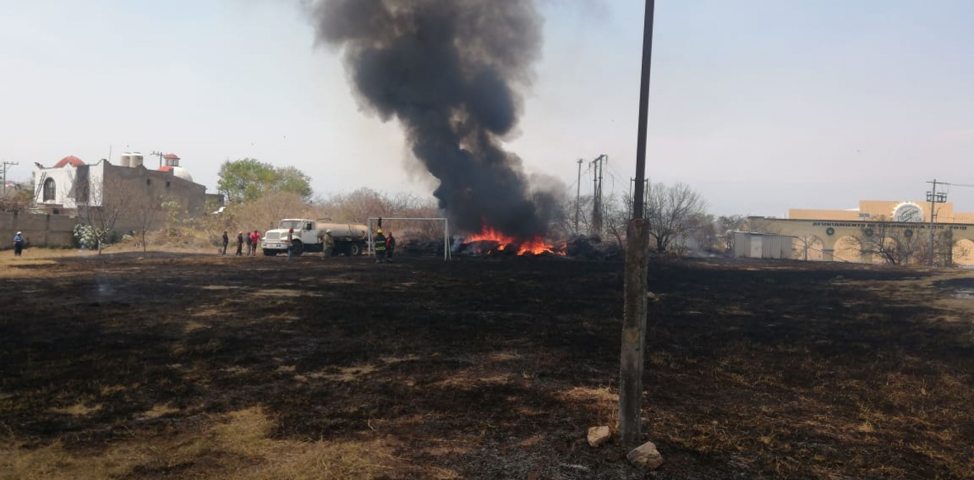 Bomberos acuden a sofocar incendio en un terreno baldío en Acapantzingo