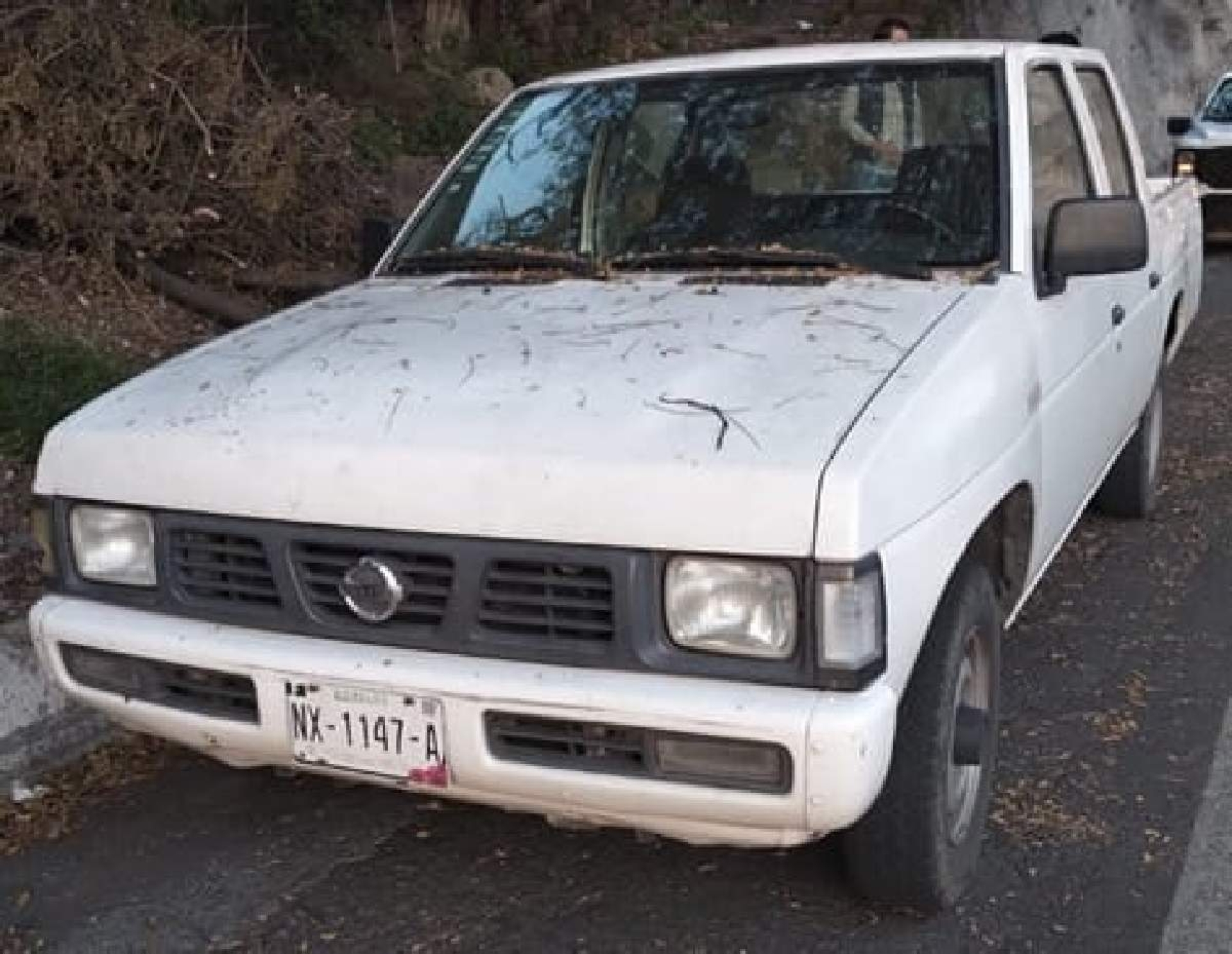 Abandonan una camioneta en Chamilpa