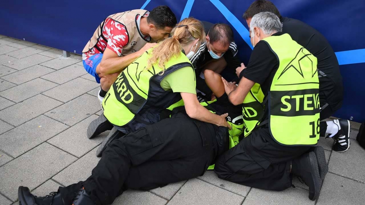 Cristiano Ronaldo noquea a una mujer de un balonazo
