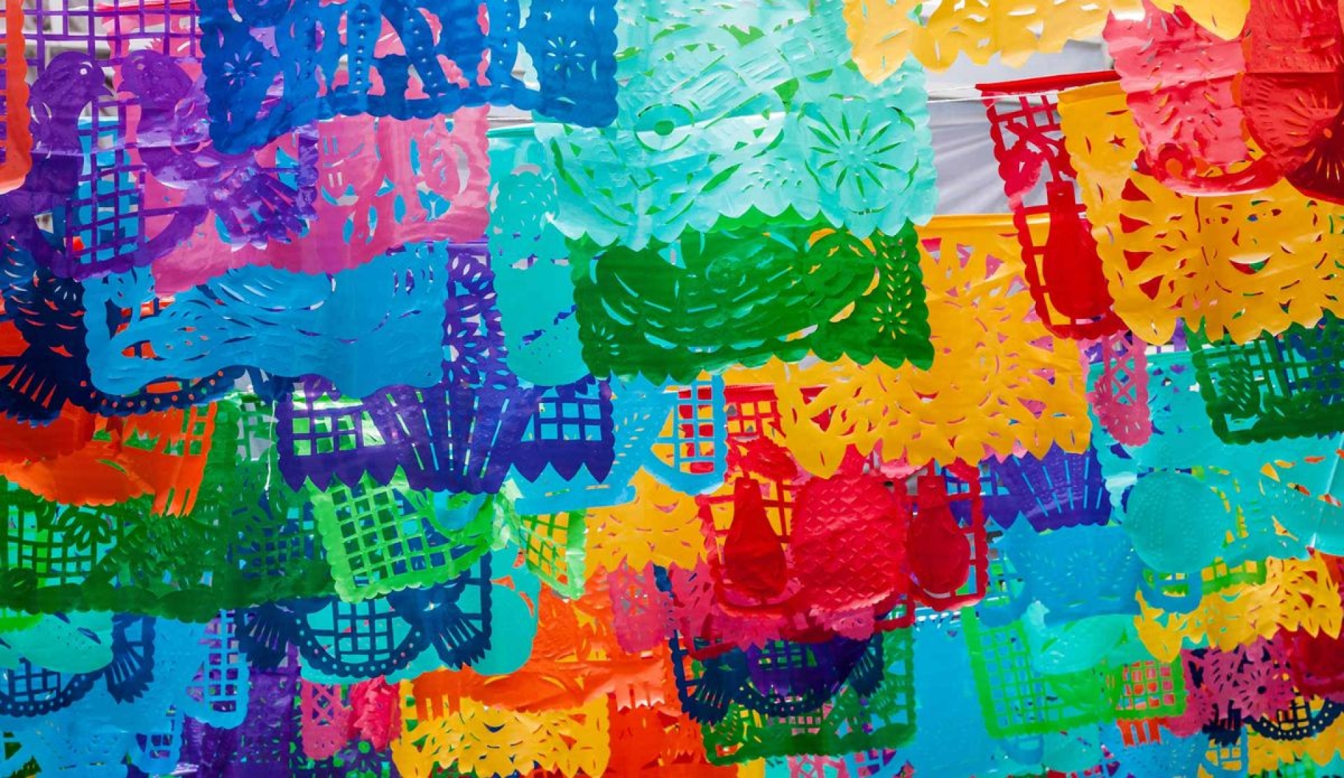 El simbolismo de los colores del papel picado en el Día de Muertos