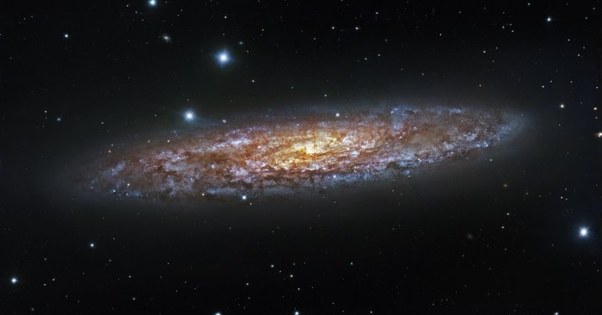 Galaxia del Escultor es vista a detalle en miles de colores