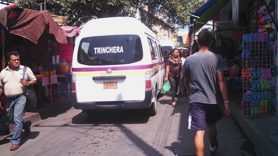 Usan céntrica calle en Cuautla como paradero de “rutas” y ponen en riesgo a los transeúntes