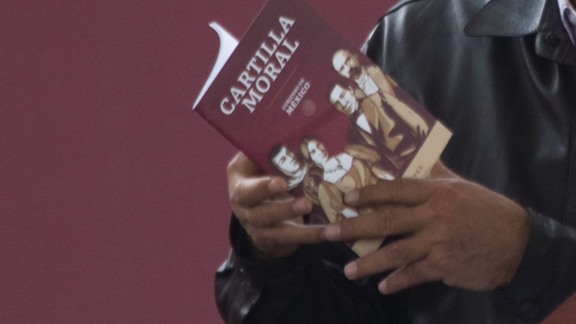 Anuncian que Cartilla Moral llegará a escuelas públicas para la enseñanza de Civismo y Ética