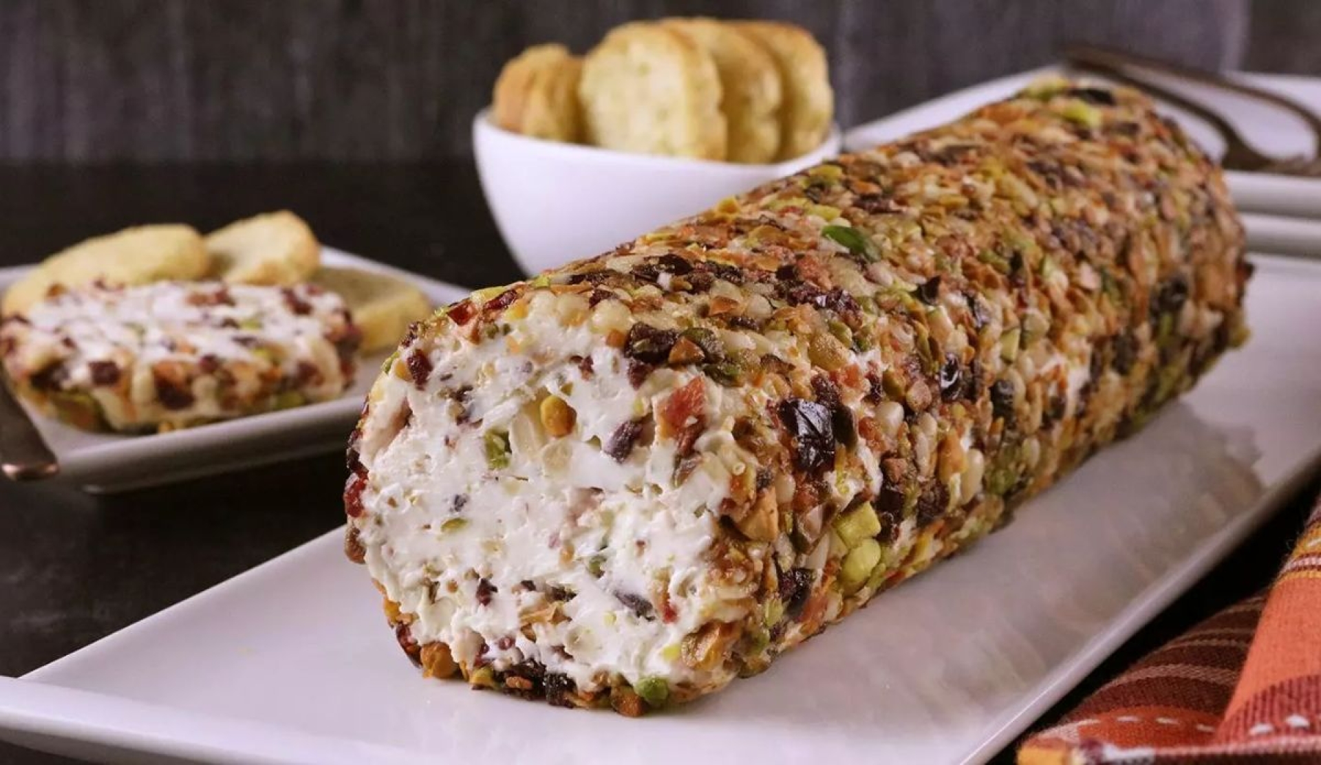 Rollo de queso crema con frutos secos, botana ideal para fiestas navideñas