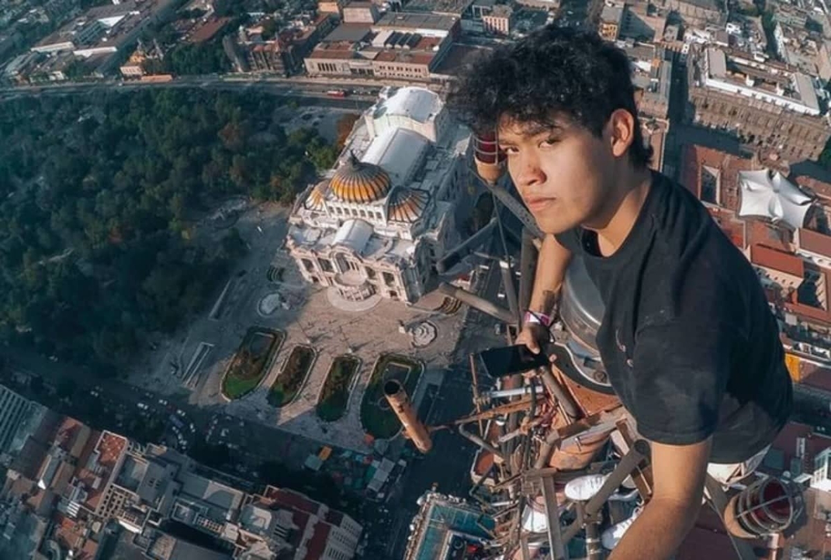 YouTuber escala la Torre Latinoamericana y se hace viral